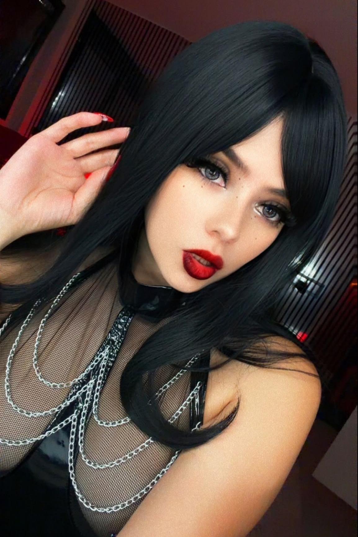 Retrato de Divana con labios rojos y cadenas